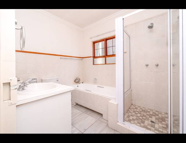 2 BEDROOM APARTMENT FOR SALE IN BRYANSTON